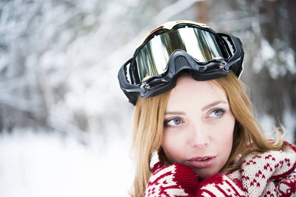 Menina se preparando para esquiar . — Fotografia de Stock