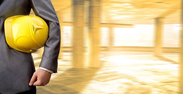 İşçi holding sarı kask — Stok fotoğraf