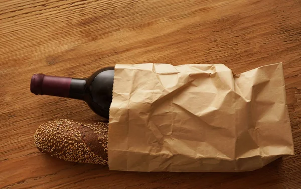 Bouteille de vigne rouge et baguette — Photo