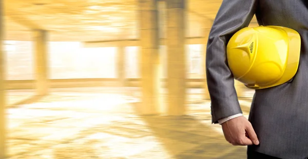 Obrero sosteniendo casco amarillo — Foto de Stock