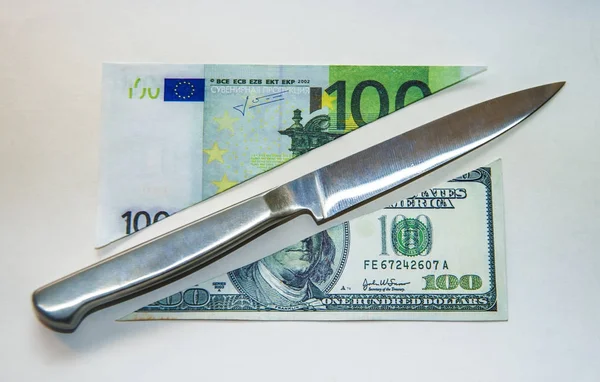 Notas de euro e notas de euro cortadas — Fotografia de Stock