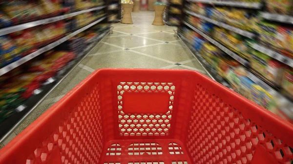 Carro en la tienda de comestibles . — Foto de Stock