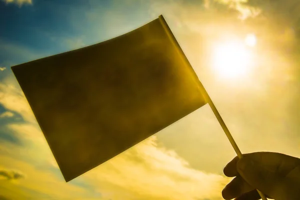 Manlig Hand Innehav Tom Flaggan Med Solen Belysning — Stockfoto