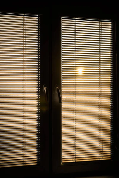 Luz solar atrás de persianas verticais . — Fotografia de Stock