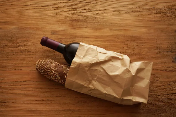 Rotweinflasche und Baguette — Stockfoto