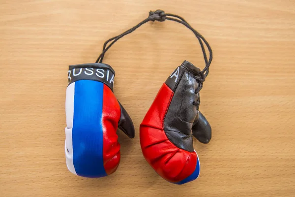 Guantes de boxeo azules y rojos blancos —  Fotos de Stock