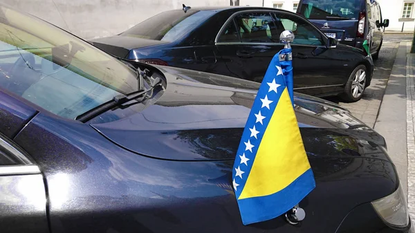 Bandera en el coche Bosnia y Herzegovina — Foto de Stock
