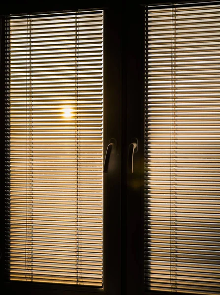 Luz solar atrás de persianas verticais . — Fotografia de Stock