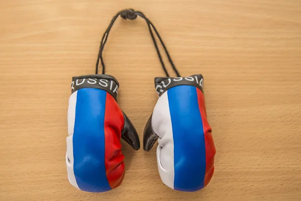 Białe, niebieskie i czerwone rękawice bokserskie — Zdjęcie stockowe