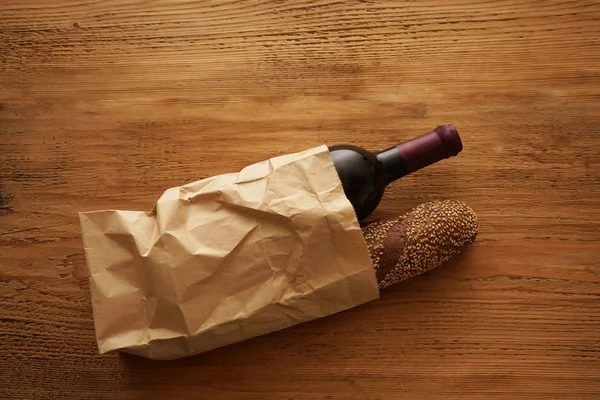 Bouteille de vigne rouge et baguette — Photo