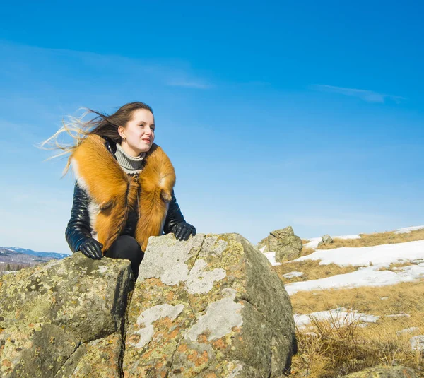 穿着黑色外套的年轻女子带着狐狸姜皮领 冬天季节和山风景 — 图库照片