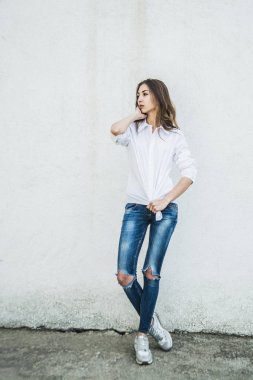 aantrekkelijke jonge brunette poseren