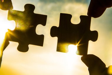 Puzzle parçaları ile el