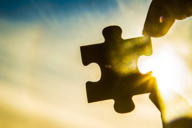  bulmaca parçası ile el