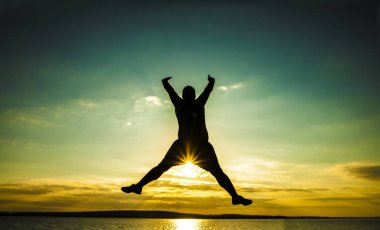 Sahilde atlayan bir adam