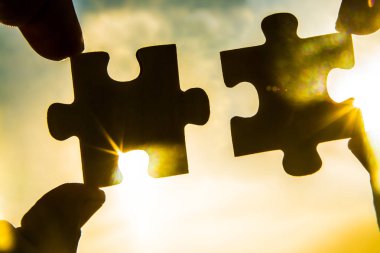 Puzzle parçaları ile el