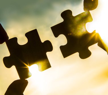 Puzzle parçaları ile el
