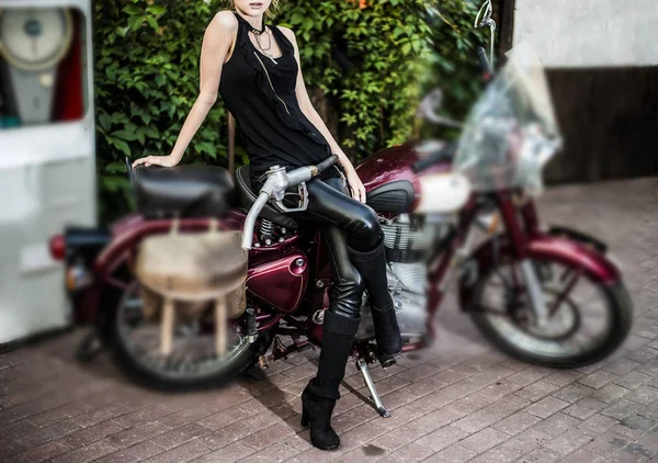 Biker Mädchen auf Retro-Motorrad — Stockfoto