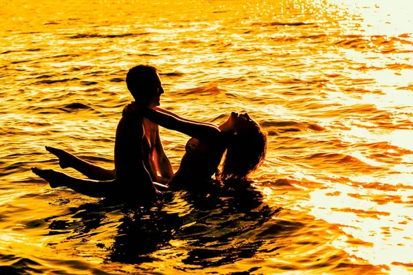 Dos Jóvenes Amantes Adultos Pie Agua Atardecer —  Fotos de Stock