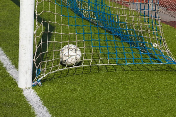 Fútbol Fútbol en Goal net — Foto de Stock