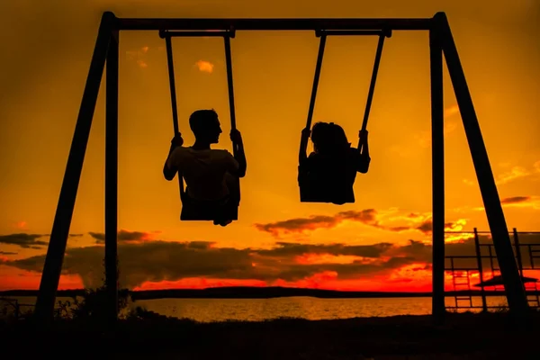 Portrait Lumineux Arrière Couple Silhouette Assis Sur Balançoire Regardant Lever — Photo