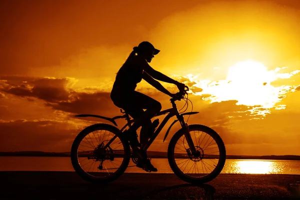 Silhouette Giovane Donna Ciclista Tramonto — Foto Stock