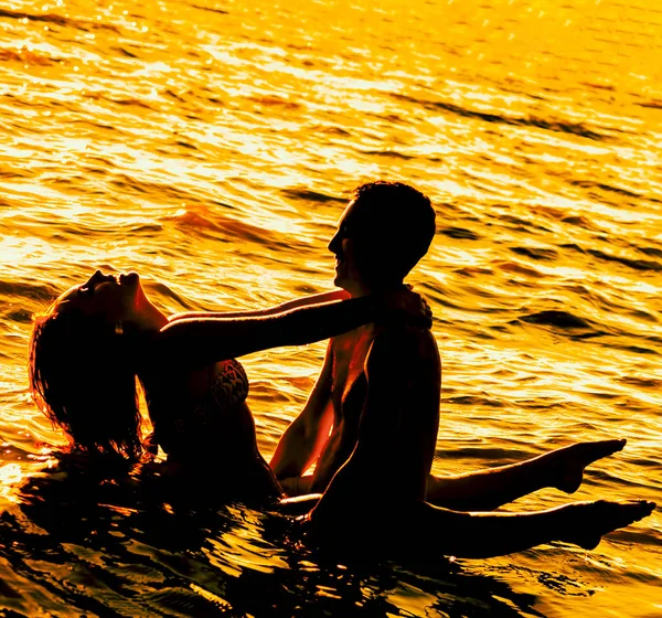 Deux Jeunes Amants Adultes Debout Dans Eau Coucher Soleil — Photo