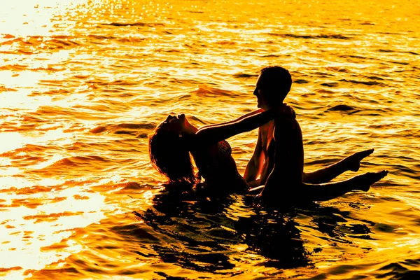 Dois Jovens Amantes Adultos Água Pôr Sol — Fotografia de Stock