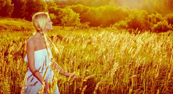 Fille en robe blanche debout — Photo