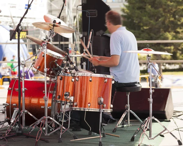 Músico tocando la batería — Foto de Stock