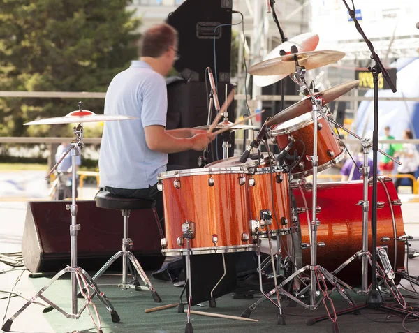 Musiker spielt Schlagzeug — Stockfoto