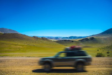 dağda araba araba yolu. 