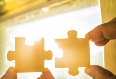 Puzzle parçaları ile el