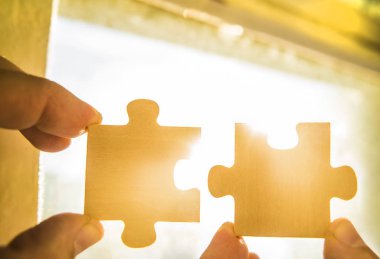 Puzzle parçaları ile el