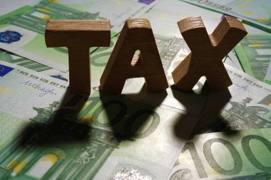 Kağıt arka plan üzerinde vergi işareti. 