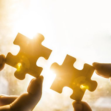 Puzzle parçaları ile el