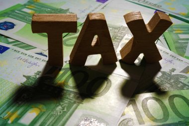 Kağıt arka plan üzerinde vergi işareti. 