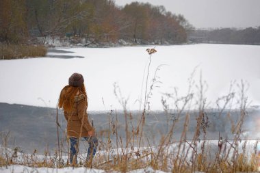  kız kış Gölü arka plan üzerinde. 