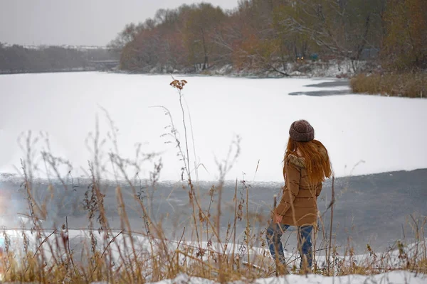 Menina no fundo do lago de inverno . — Fotografia de Stock