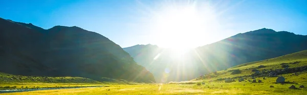 Solen kommer upp över kullarna — Stockfoto