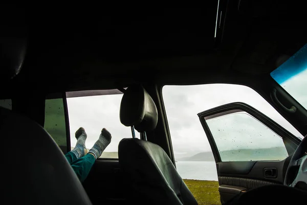 Beine ragen aus dem Autofenster — Stockfoto