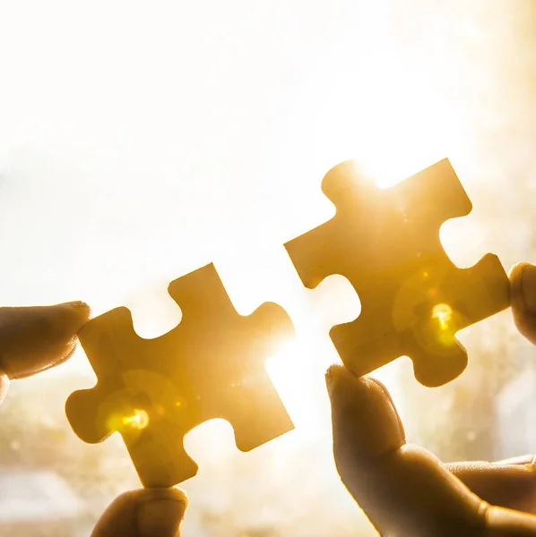 Hands  with  puzzle pieces — Stock Photo, Image