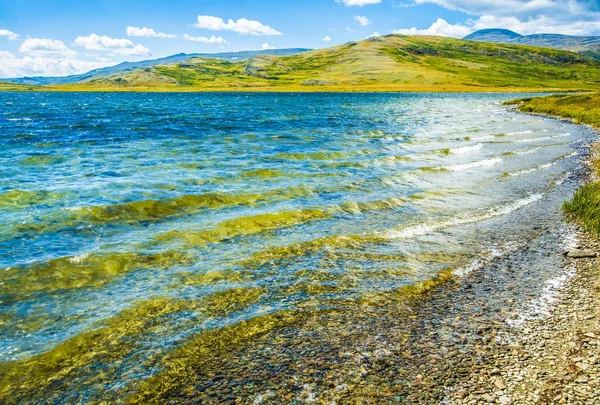 Lago blu sotto cielo nuvoloso . — Foto Stock