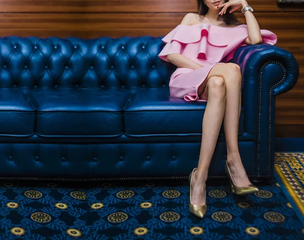 女性の革のソファのポーズ — ストック写真