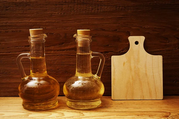 Bocaux en verre à huile et panneau en bois — Photo