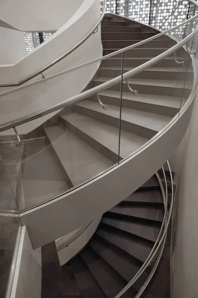 Escadaria de vidro moderno . — Fotografia de Stock