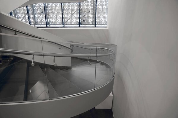 Современная стеклянная лестница
. 