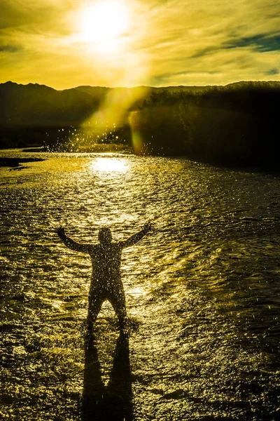 Silhouet van jonge man spelen — Stockfoto