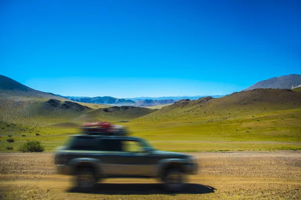 Carro dirigindo no caminho da montanha . — Fotografia de Stock