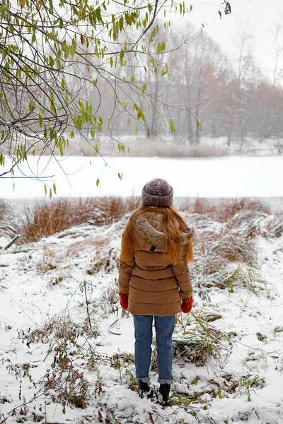 Κορίτσι στο φόντο του χειμώνα στη λίμνη. — Φωτογραφία Αρχείου